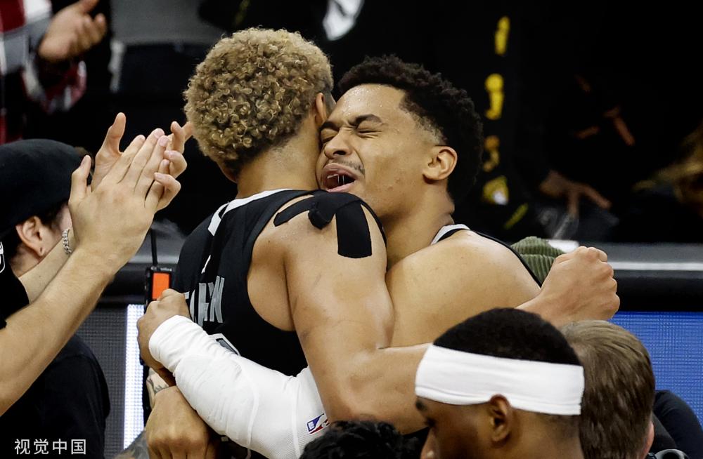 庫裏談追分艱辛 克萊關鍵三分頻頻如虹.